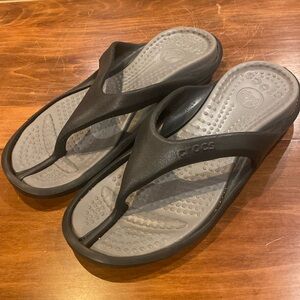 Crocs Black Sandal Men 10 Women 12 Thong Flip Flop Comfort Walking Summer Vacay